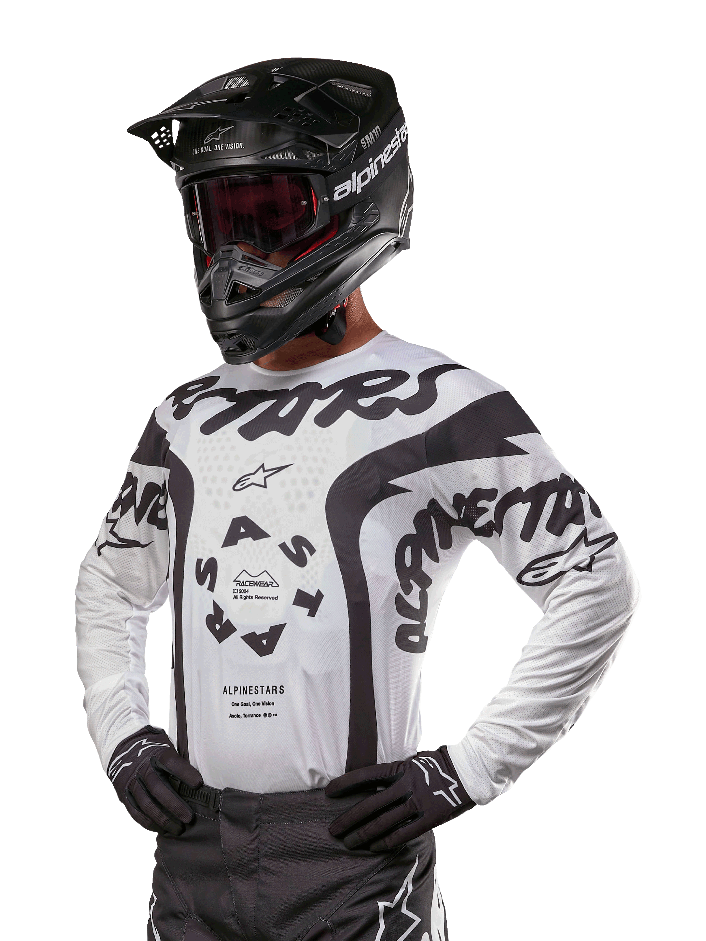 Alpinestars 2024 Racer Hana Jersey, camiseta de motocross, blanca y negra, gráficos llamativos con logotipos de Alpinestars y Astars, usada con casco negro y guantes negros, equipo de alto rendimiento para motocross todoterreno