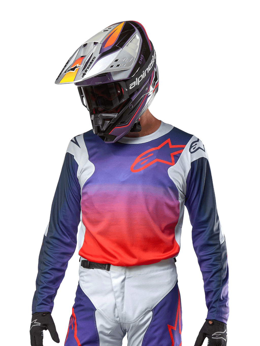 Jersey Alpinestars Racer Hoen 2024, camiseta de motocross con degradado de morado y naranja intenso con mangas azul oscuro, paneles de los hombros en gris claro, usado con pantalones de carreras y casco a juego, equipo completo para conducción fuera de carretera