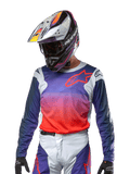 Jersey Alpinestars Racer Hoen 2024, camiseta de motocross con degradado de morado y naranja intenso con mangas azul oscuro, paneles de los hombros en gris claro, usado con pantalones de carreras y casco a juego, equipo completo para conducción fuera de carretera