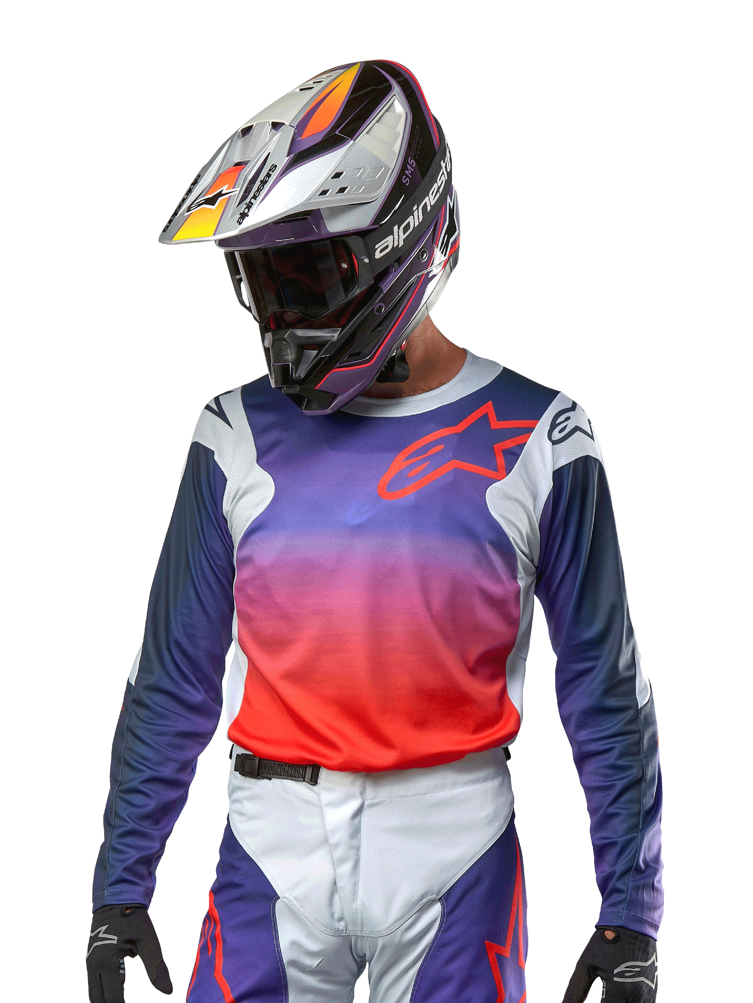 Jersey Alpinestars Racer Hoen 2024, camiseta de motocross con degradado de morado y naranja intenso con mangas azul oscuro, paneles de los hombros en gris claro, usado con pantalones de carreras y casco a juego, equipo completo para conducción fuera de carretera