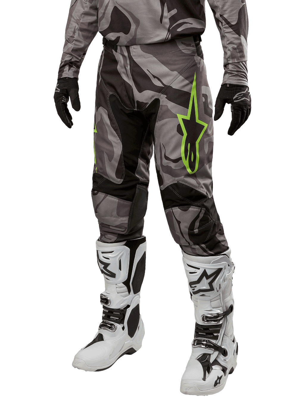 Alpinestars Pantalones Racer Tactical 2024, pantalones de motocross con diseño de camuflaje gris y negro, logo de estrella verde lima, combinados con botas blancas y negras y guantes negros, equipo de conducción todoterreno