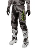 Alpinestars Pantalones Racer Tactical 2024, pantalones de motocross con diseño de camuflaje gris y negro, logo de estrella verde lima, combinados con botas blancas y negras y guantes negros, equipo de conducción todoterreno