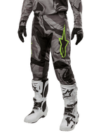 Alpinestars Pantalones Racer Tactical 2024, pantalones de motocross con diseño de camuflaje gris y negro, logo de estrella verde lima, combinados con botas blancas y negras y guantes negros, equipo de conducción todoterreno