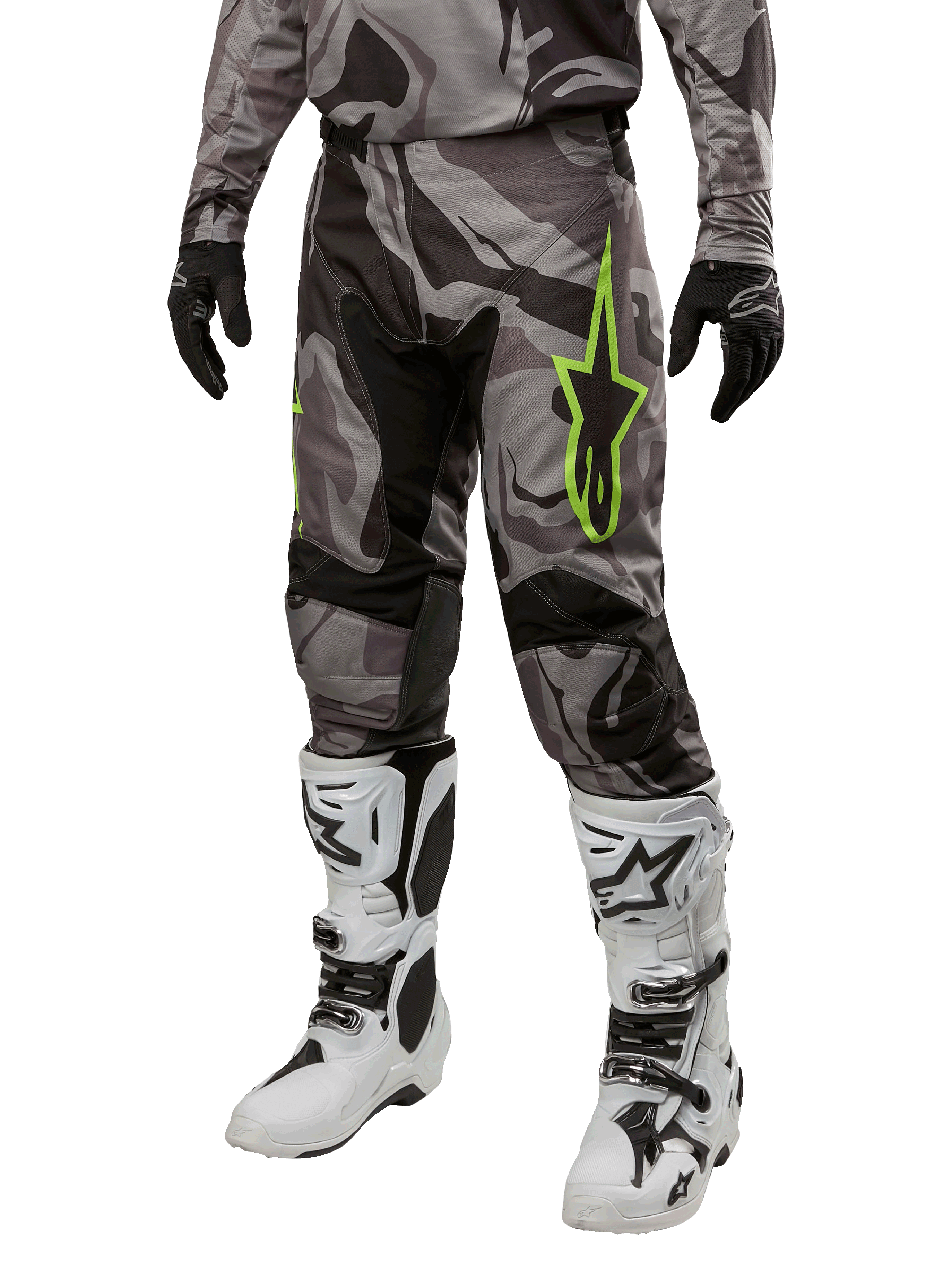 Alpinestars Pantalones Racer Tactical 2024, pantalones de motocross con diseño de camuflaje gris y negro, logo de estrella verde lima, combinados con botas blancas y negras y guantes negros, equipo de conducción todoterreno