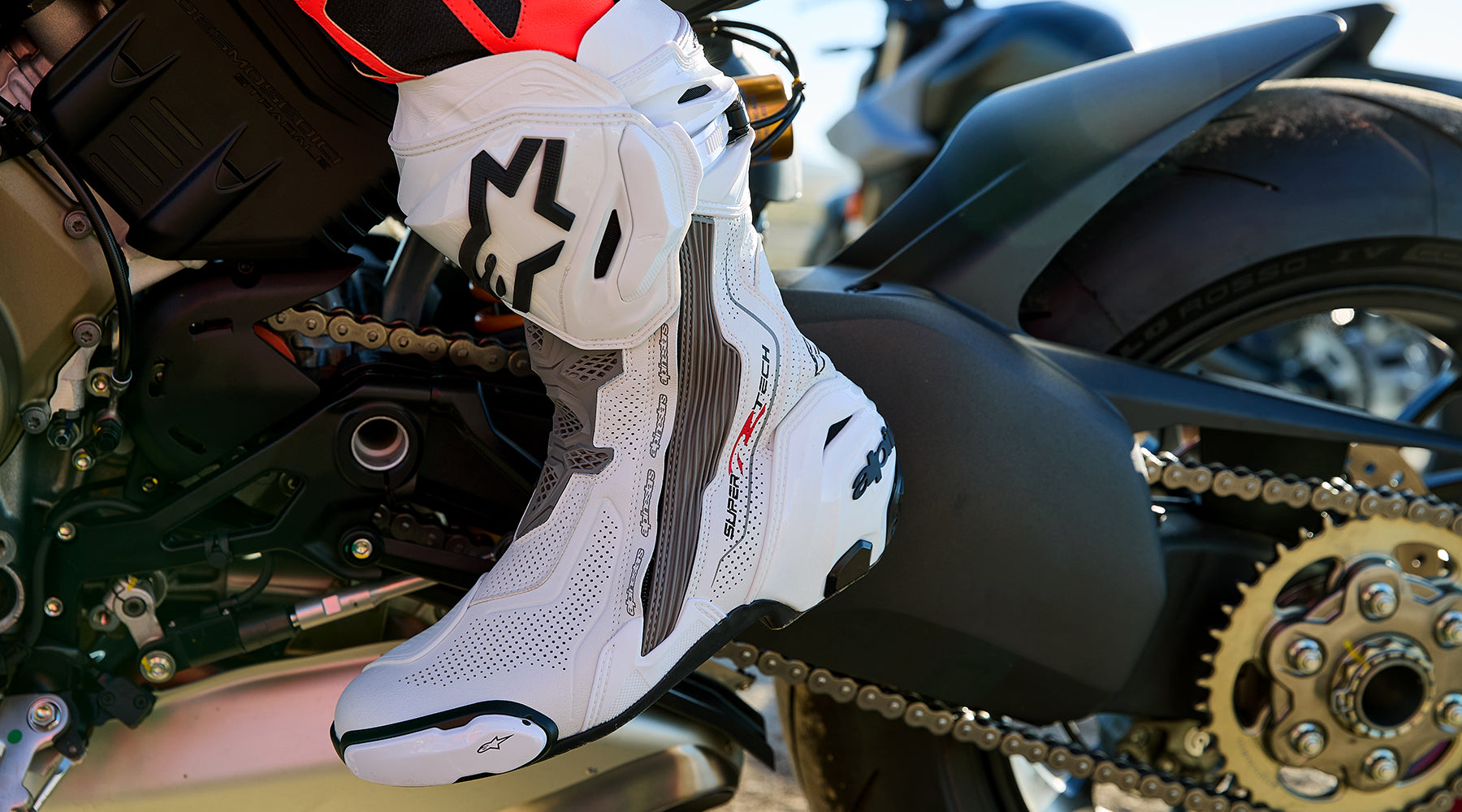 Supertech R Vented - Black Motorcycle Boots | Alpinestars®