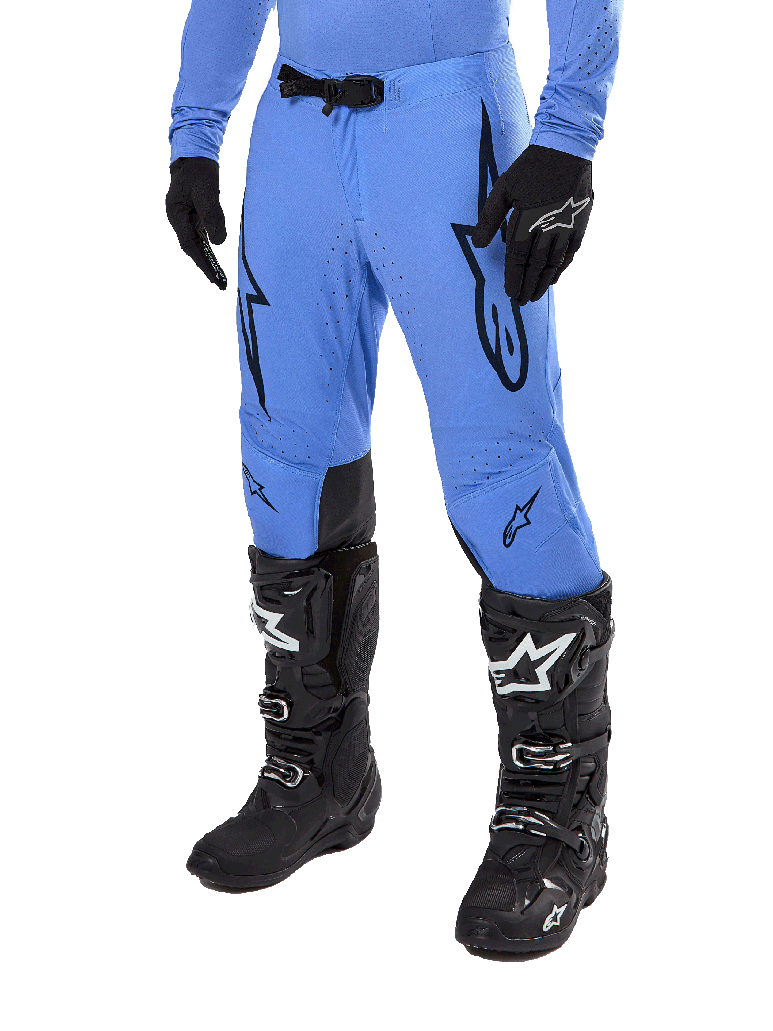 Alpinestars 2024 Supertech Dade Pants, pantalones de motocross, azul claro con logotipos gráficos en negro, con perforaciones de ventilación y hebilla magnética en la cintura, combinados con botas y guantes técnicos negros, equipo profesional de carreras todoterreno