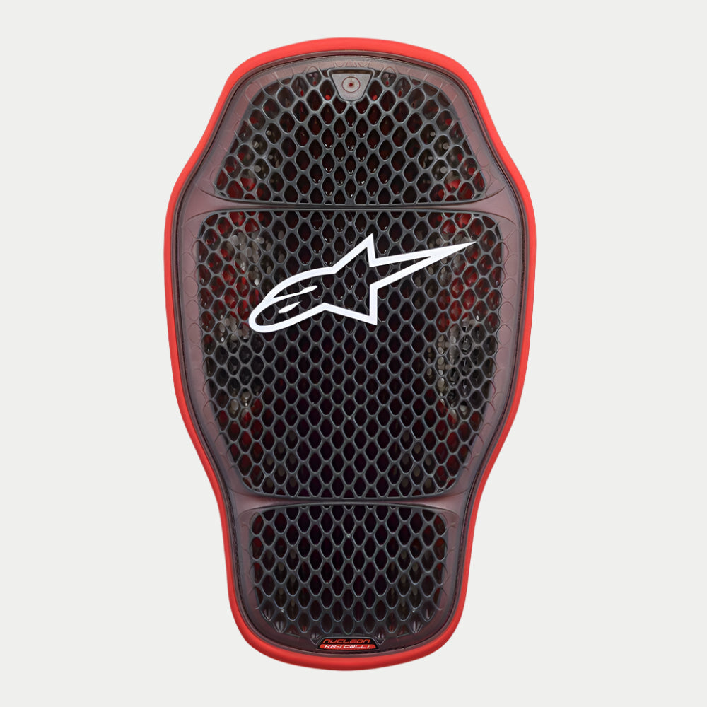 Alpinestars Nucleon KR-1 Cell i Back Protector, inserto protector de espalda, rojo humo transparente, con diseño de microestructura de celdas en panal, logotipo blanco de Alpinestars en el centro y borde exterior flexible rojo para protección contra impactos en motocicleta
