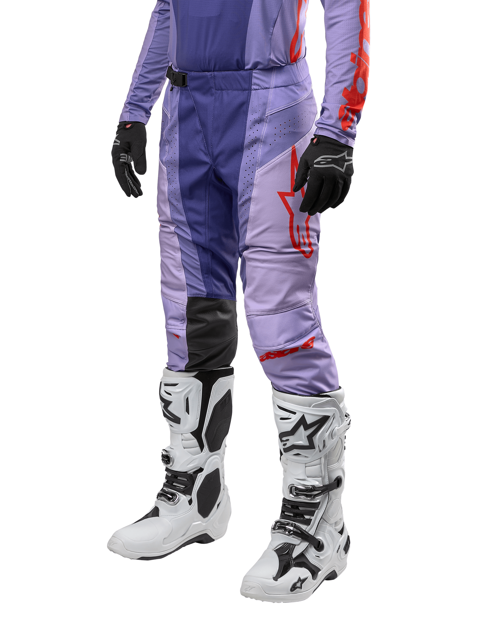 Alpinestars 2024 Techstar Ocuri Pants, pantalones de motocross para hombre, color púrpura con detalles en naranja vibrante y logos rojos, diseño ergonómico con paneles elásticos, combinados con botas blancas de motocross y guantes negros.