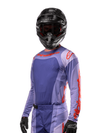 Alpinestars Techstar Ocuri Jersey 2024, jersey de motocross de manga larga, morado y naranja intenso, con perforaciones láser para ventilación y ajuste deportivo, usado con casco de motocross y guantes negros
