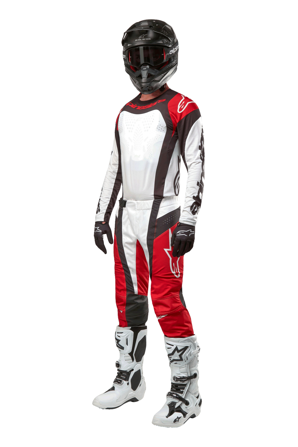 Piloto de motocross con equipamiento completo de Alpinestars, pantalones Techstar Ocuri 2024 en color Mars Red, blanco y negro, jersey a juego, casco negro con gafas, guantes negros y blancos, y botas de motocross blancas; atuendo profesional de carreras todoterreno