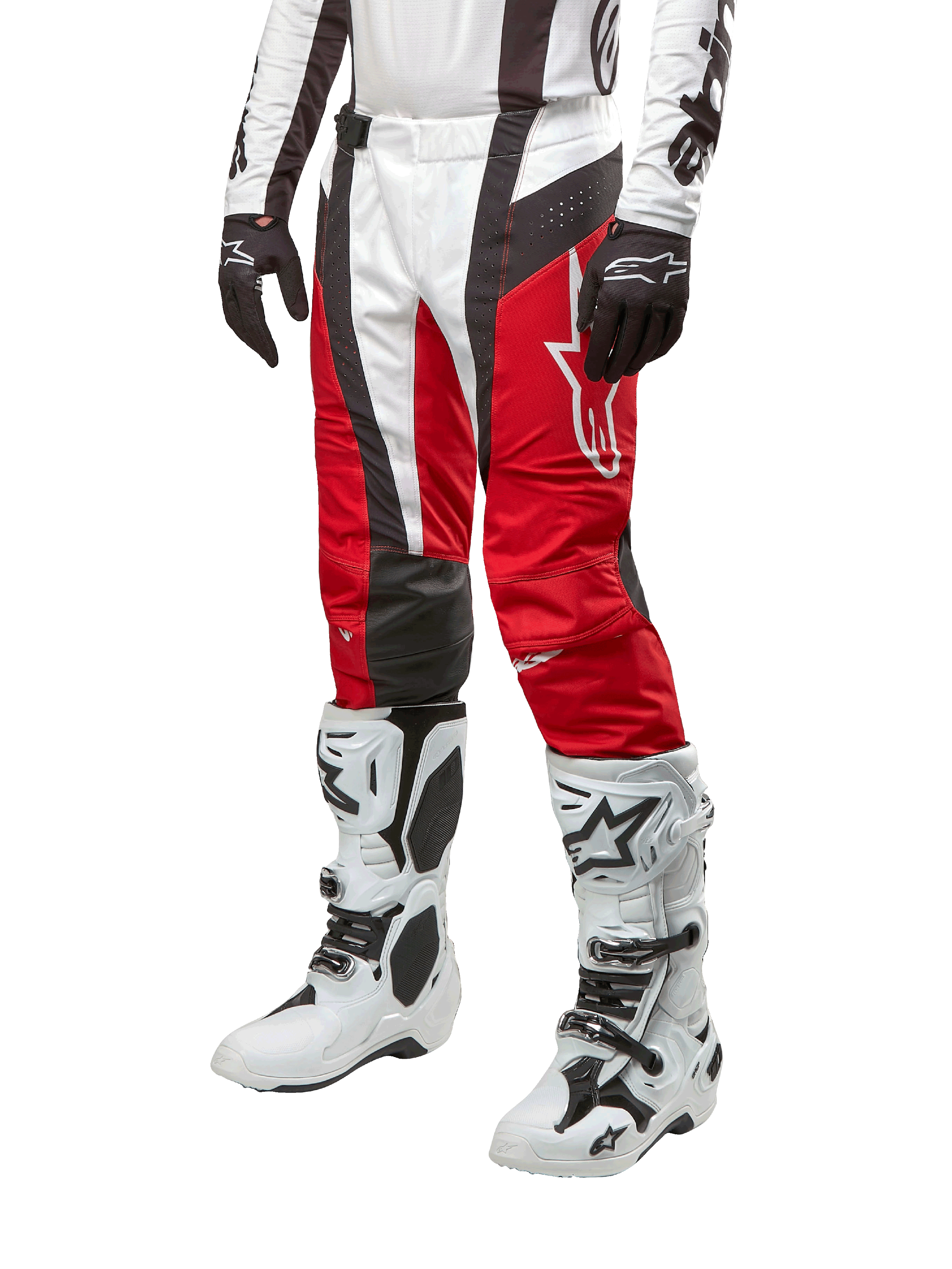 Alpinestars Techstar Ocuri Pants 2024, pantalones de carreras de motocross, rojo Marte, blanco y negro, usados con camiseta blanca y negra a juego, guantes negros y botas de carreras blancas con hebillas, equipo de protección técnica mostrado sobre un fondo blanco.