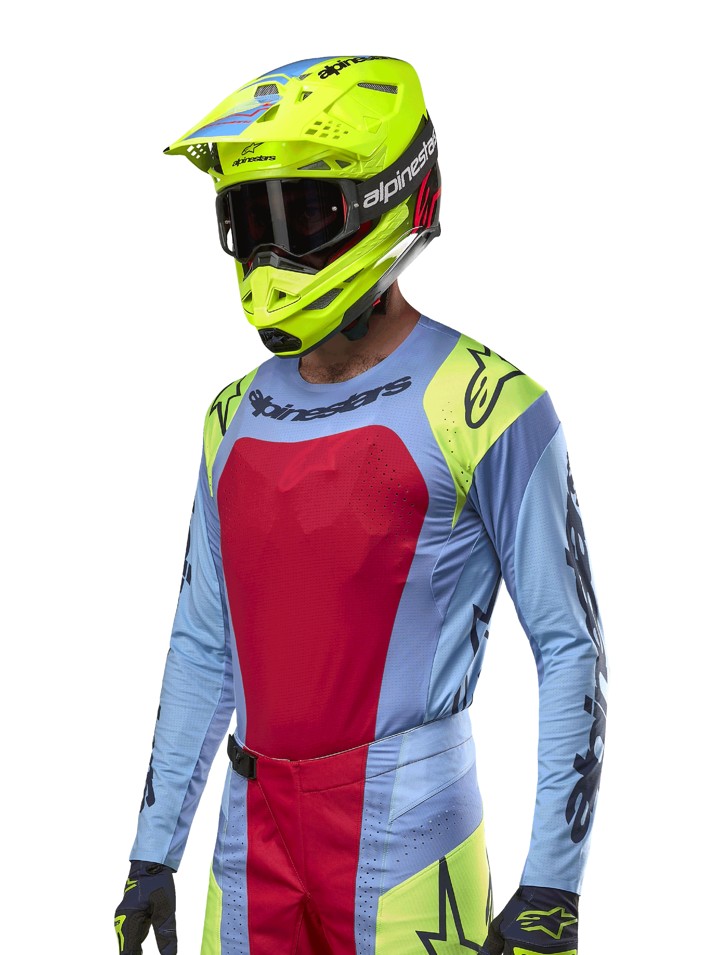 Jersey Techstar Ocuri 2024, jersey de carreras de motocross, azul claro con detalles en rojo y amarillo flúor, usado con casco amarillo neón a juego y gafas negras, con logotipos negros de Alpinestars en el pecho y los hombros, diseño atlético inspirado en las carreras para rendimiento todoterreno