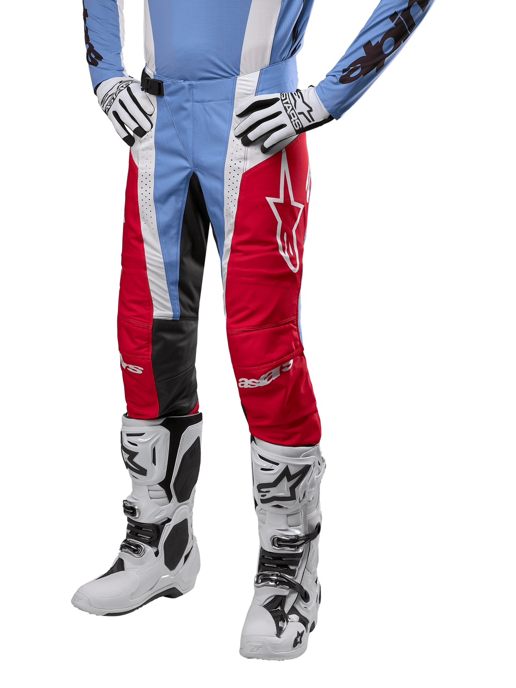 Alpinestars 2024 Techstar Ocuri Pants, pantalones de motocross, azul claro, rojo Marte y blanco, usados con jersey azul claro y botas blancas, con el logo de la estrella en el muslo y rodillas reforzadas, equipo completo para carreras todoterreno