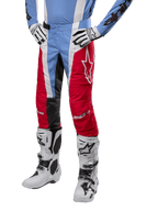 Alpinestars 2024 Techstar Ocuri Pants, pantalones de motocross, azul claro, rojo Marte y blanco, usados con jersey azul claro y botas blancas, con el logo de la estrella en el muslo y rodillas reforzadas, equipo completo para carreras todoterreno