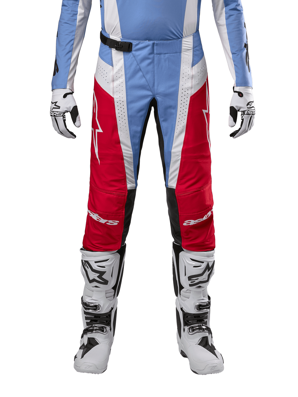 Alpinestars 2024 Techstar Ocuri Pants, pantalones de motocross, azul claro, rojo Marte y blanco, vista frontal desde la cintura para abajo, combinados con botas y guantes de motocross en blanco y negro, equipamiento técnico diseñado para competición off-road de alto rendimiento.
