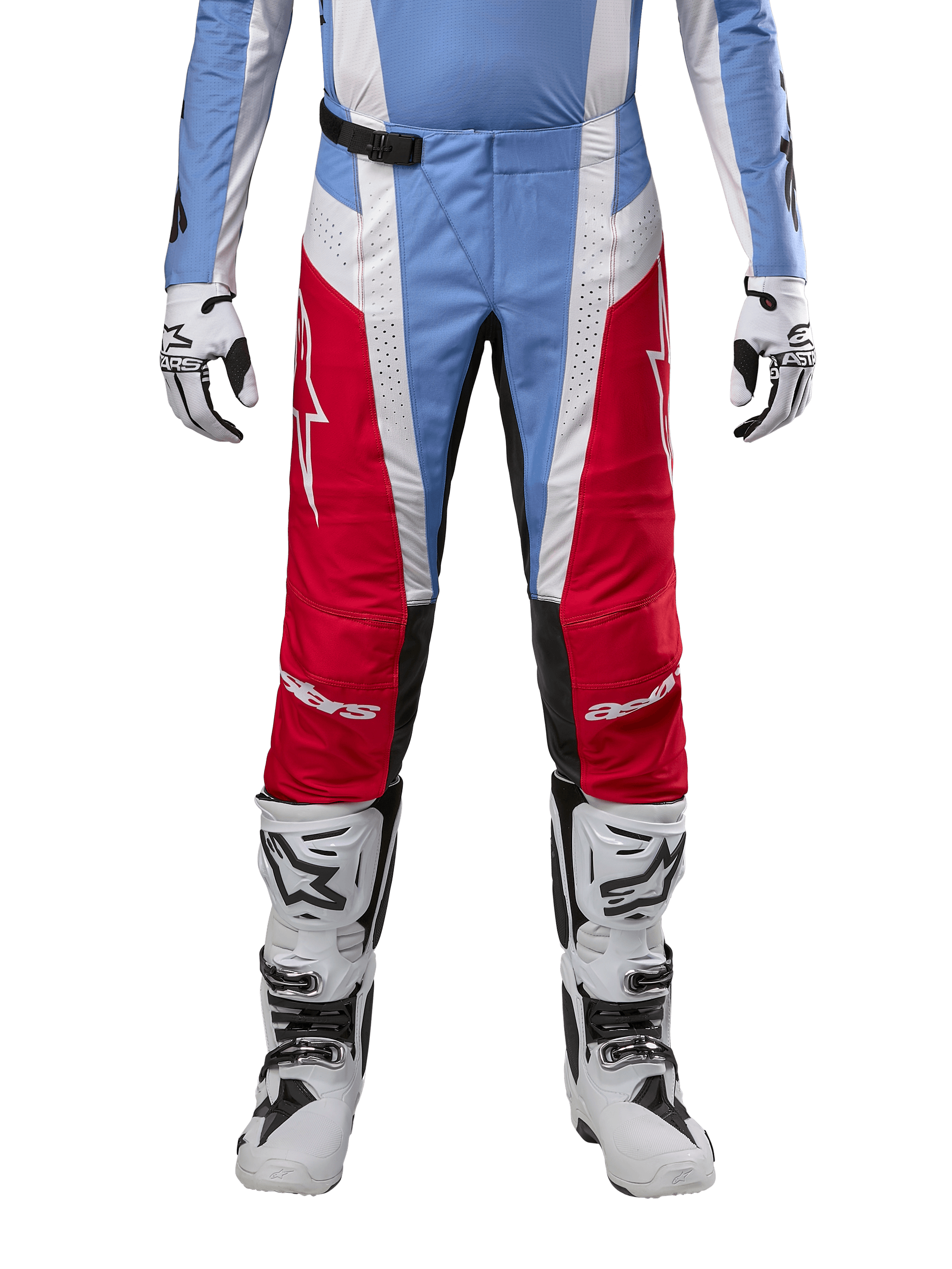Alpinestars 2024 Techstar Ocuri Pants, pantalones de motocross, azul claro, rojo Marte y blanco, vista frontal desde la cintura para abajo, combinados con botas y guantes de motocross en blanco y negro, equipamiento técnico diseñado para competición off-road de alto rendimiento.