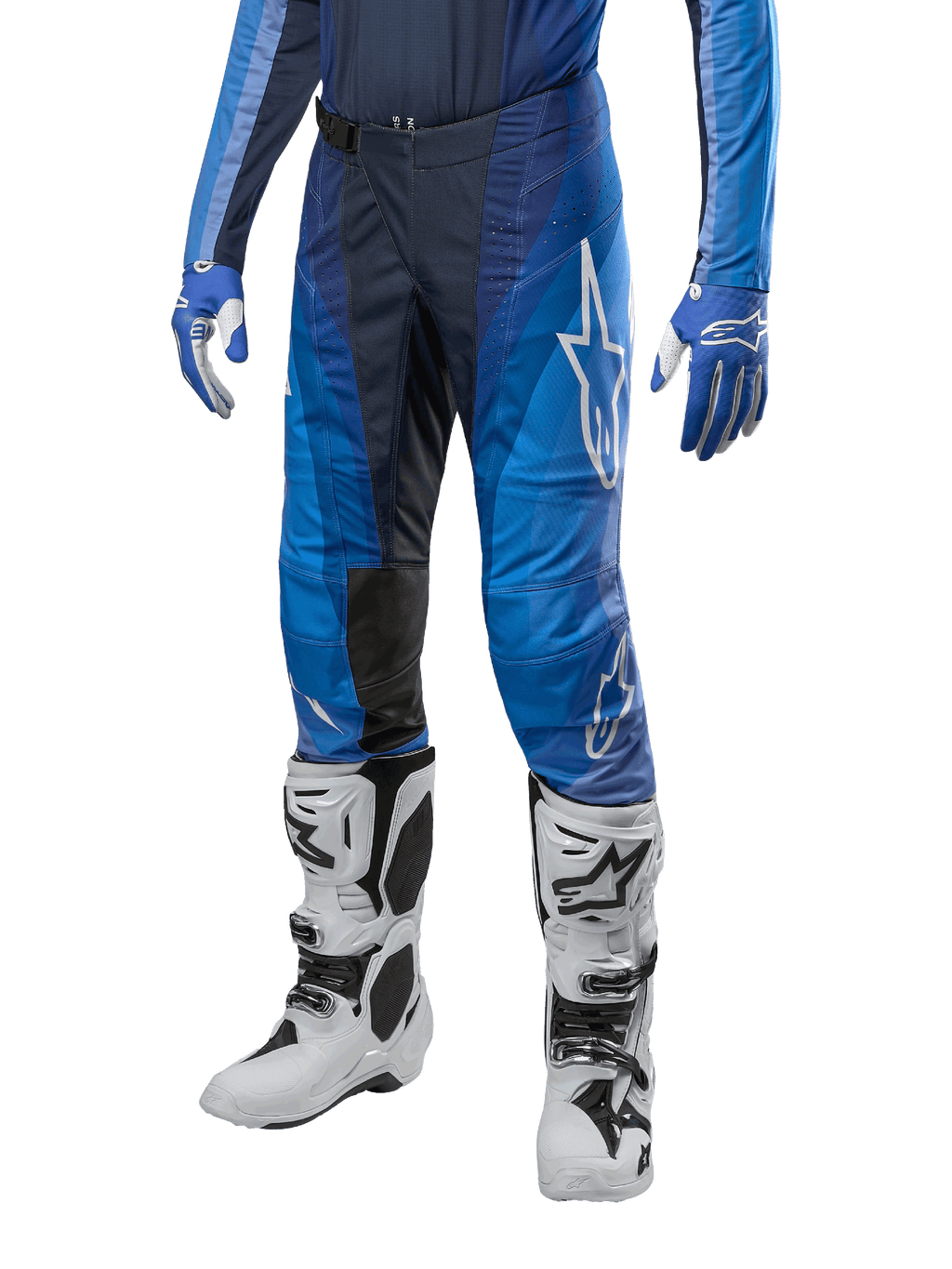 Alpinestars 2024 Techstar Pneuma Pants, pantalones de motocross, azul marino y azul claro, combinados con jersey azul a juego y botas blancas, con logo blanco en el muslo, áreas de agarre texturizadas y diseño deportivo para carreras off-road