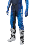 Alpinestars 2024 Techstar Pneuma Pants, pantalones de motocross, azul marino y azul claro, combinados con jersey azul a juego y botas blancas, con logo blanco en el muslo, áreas de agarre texturizadas y diseño deportivo para carreras off-road