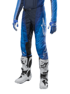 Alpinestars 2024 Techstar Pneuma Pants, pantalones de motocross, azul marino y azul claro, combinados con jersey azul a juego y botas blancas, con logo blanco en el muslo, áreas de agarre texturizadas y diseño deportivo para carreras off-road