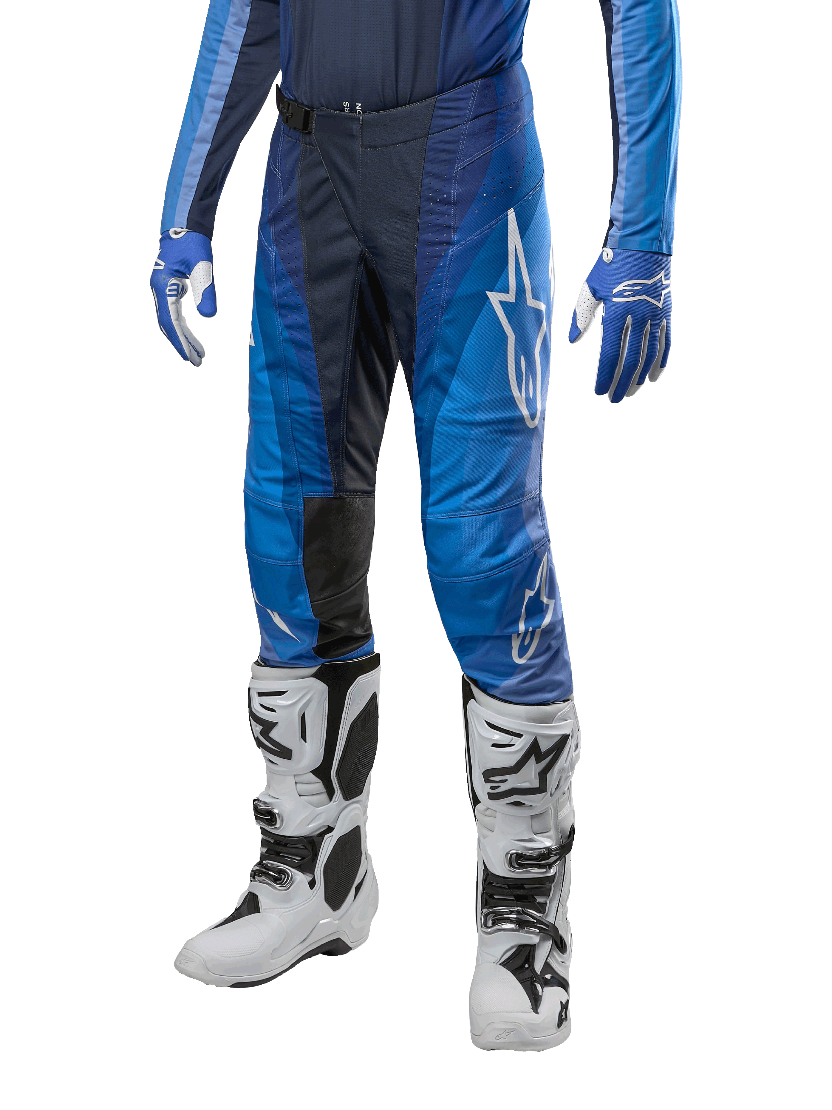 Alpinestars 2024 Techstar Pneuma Pants, pantalones de motocross, azul marino y azul claro, combinados con jersey azul a juego y botas blancas, con logo blanco en el muslo, áreas de agarre texturizadas y diseño deportivo para carreras off-road