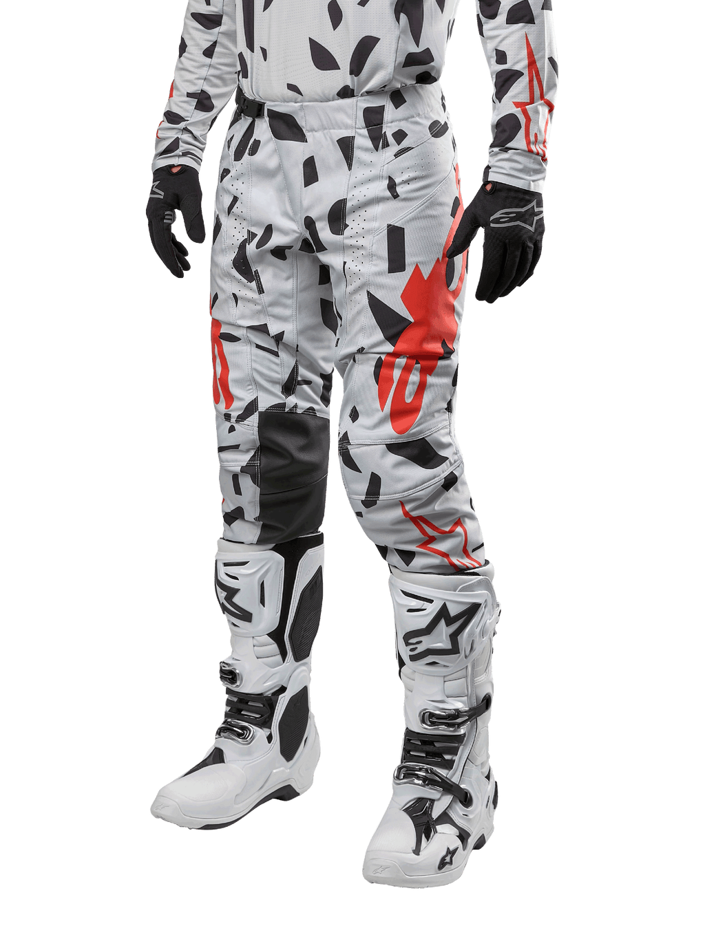 Alpinestars Techstar Rantera 2024, pantalones de motocross, camuflaje gris con patrón abstracto negro y rojo, usados con jersey a juego, guantes negros y botas de motocross blancas, diseñados para carreras todoterreno de alto rendimiento