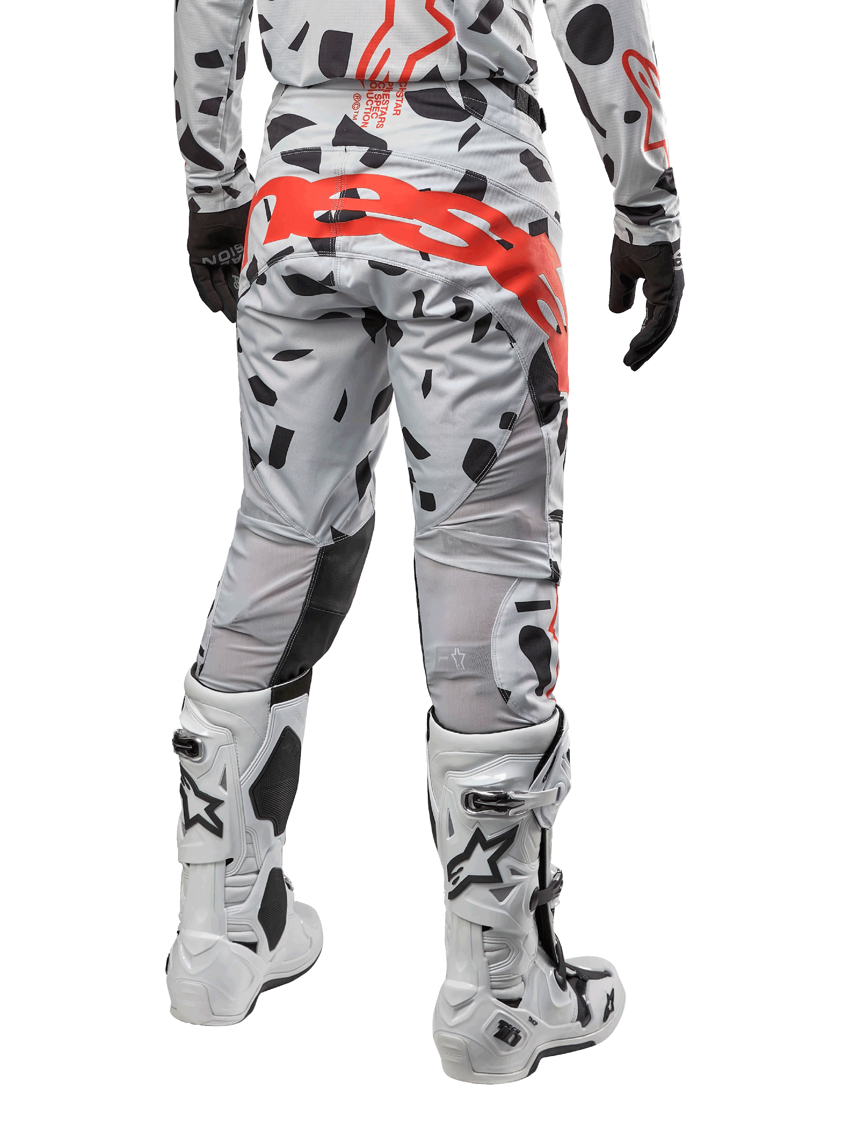Pantalones Alpinestars Techstar Rantera 2024, pantalones de motocross, Haze Gray Camo con patrones de camuflaje negro y un gran logotipo rojo de Alpinestars en el asiento, vista trasera con botas blancas y equipamiento de carreras a juego
