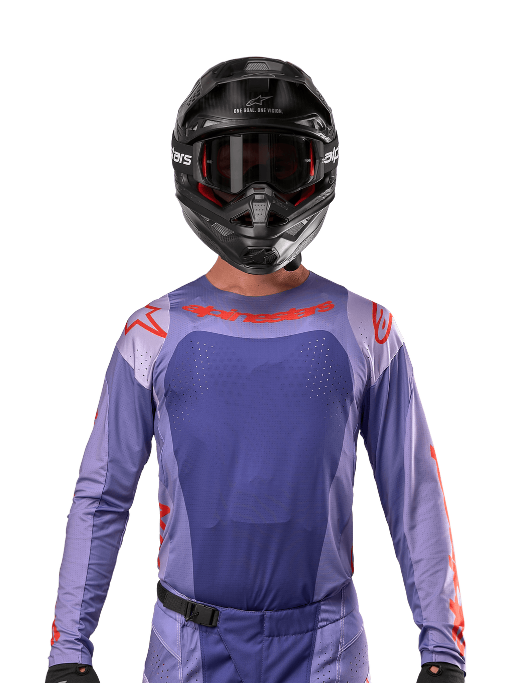 Alpinestars Techstar Ocuri Jersey 2024, jersey de motocross en púrpura y naranja intenso, usado por un piloto con casco y gafas negras, con perforaciones cortadas con láser en el pecho, ajuste atlético de carrera y logotipos rojos llamativos en los hombros y el pecho.