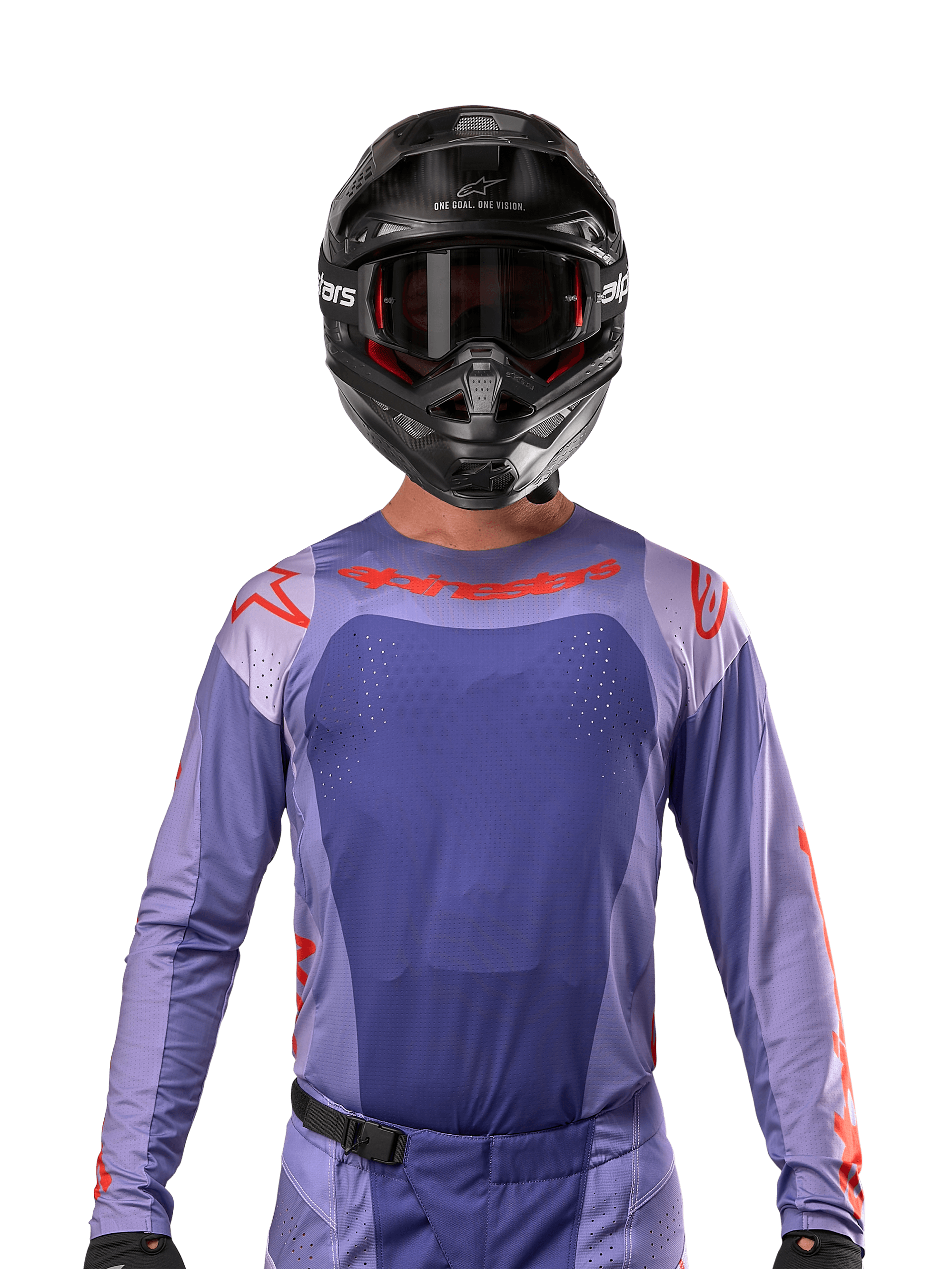 Alpinestars Techstar Ocuri Jersey 2024, jersey de motocross en púrpura y naranja intenso, usado por un piloto con casco y gafas negras, con perforaciones cortadas con láser en el pecho, ajuste atlético de carrera y logotipos rojos llamativos en los hombros y el pecho.