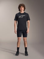 Shorts A-Dura Liner de Alpinestars, shorts interiores de ciclismo negros, vestidos por un modelo con una camiseta negra con el logo de Alpinestars y zapatillas de ciclismo negras, diseño ajustado para rendimiento en MTB y comodidad en el sillín.
