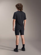 Alpinestars A-Dura Liner Shorts, shorts interiores de ciclismo negros, vista trasera en modelo, tejido elástico ajustado con costuras de acolchado de chamois visibles, combinados con una camiseta negra y zapatillas de ciclismo, ropa de ciclismo de montaña
