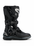 Botas Alpinestars Corozal V2 Adventure Drystar®, negras, bota de moto de aventura resistente con logos Alpinestars blancos en la espinilla y el talón, dos hebillas de polímero ajustables y una construcción duradera de múltiples materiales diseñada para conducción en todo terreno.