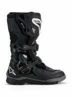 Botas Alpinestars Corozal V2 Adventure Drystar®, negras, bota de moto de aventura resistente con logos Alpinestars blancos en la espinilla y el talón, dos hebillas de polímero ajustables y una construcción duradera de múltiples materiales diseñada para conducción en todo terreno.