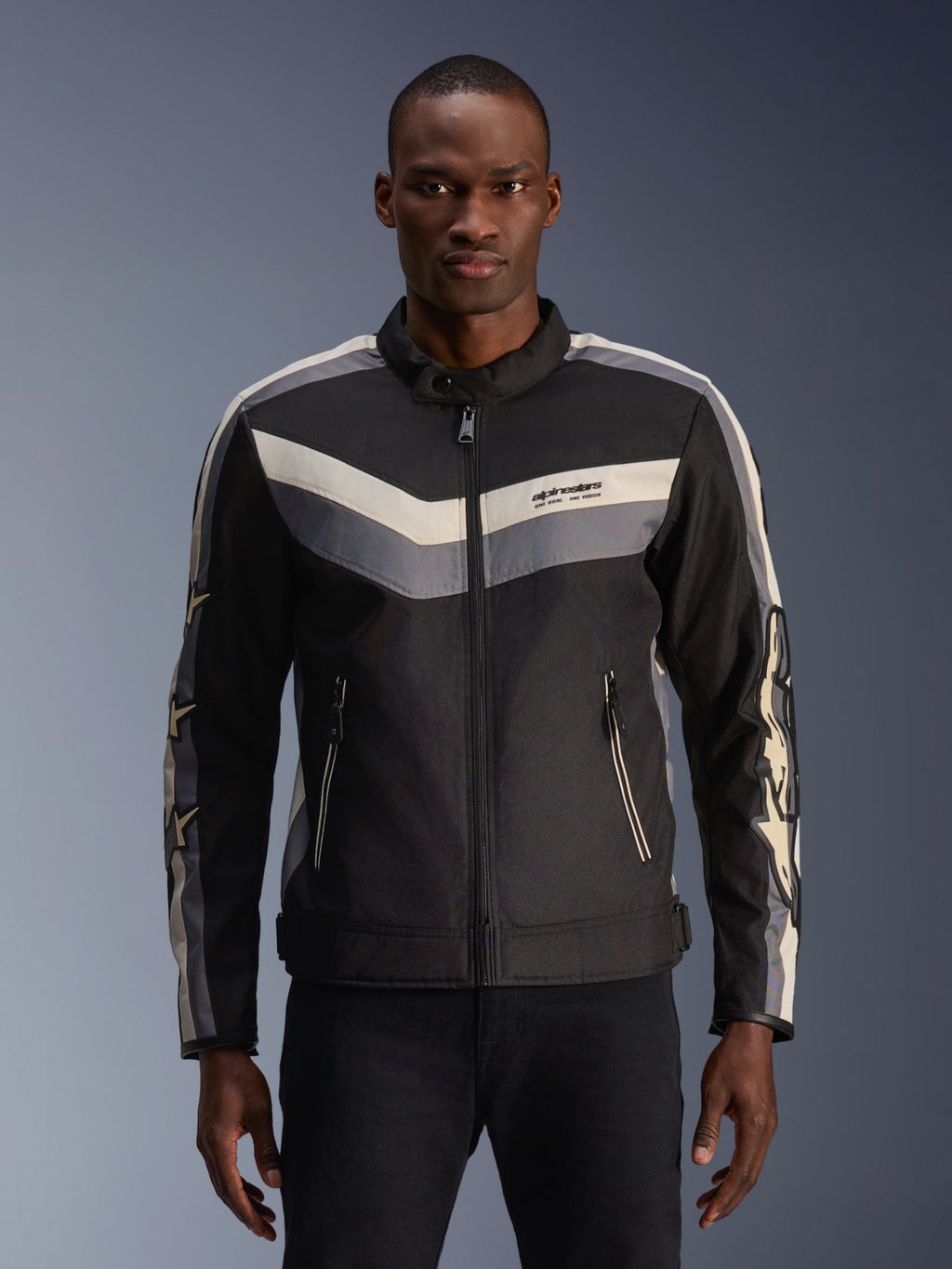 Alpinestars T-Dyno WR Jacket, chaqueta textil para moto, negro, gris oscuro y crudo, con patrones de rayas tipo chevron en el pecho y los brazos, ajuste de motociclista de inspiración vintage con cuello alto, equipamiento de carretera urbano contemporáneo