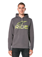 Alpinestars Ride Hoodie V 3, sudadera con capucha gris carbón con logotipo RIDE en verde lima, cuenta con bolsillo tipo canguro delantero y capucha con cordón, ropa urbana casual inspirada en el motociclismo