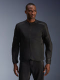 Modelo masculino con la chaqueta Alpinestars C-1 Air en negro, chaqueta de moto contemporánea con amplios paneles de malla técnica y cremallera frontal completa, combinada con pantalones de montar negros a juego, estética de estilo de vida urbano y desplazamientos
