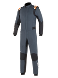 Alpinestars Hypertech Suit, mono de carreras de automovilismo, gris asfalto y negro con detalles en naranja flúor, con paneles elásticos negros, hombreras naranjas con la marca y logotipo de estrella blanca en la pierna, construcción profesional de dos capas resistente al fuego para deportes de motor