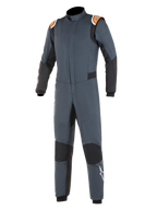 Alpinestars Hypertech Suit, mono de carreras de automovilismo, gris asfalto y negro con detalles en naranja flúor, con paneles elásticos negros, hombreras naranjas con la marca y logotipo de estrella blanca en la pierna, construcción profesional de dos capas resistente al fuego para deportes de motor