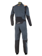 Mono Alpinestars Hypertech, mono de automovilismo profesional, gris asfalto y naranja flúor, vista trasera, con paneles elásticos negros en la zona lumbar y los codos, logotipos de Alpinestars naranjas en los hombros y marca Hypertech en blanco, diseño aerodinámico con certificación FIA.