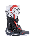 Botas Alpinestars Tech 10 Supervented, botas de motocross, negro, blanco, gris medio y rojo, vista de perfil lateral con múltiples cierres de hebilla, paneles ventilados y logotipos rojos de Alpinestars, diseño de calzado técnico todoterreno