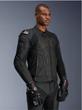 Chaqueta de cuero Alpinestars Dusk, chaqueta de moto Black Laser, construcción de cuero de primera calidad con el contorno del logotipo de Alpinestars y la marca de la manga en dorado, protección externa de hombros DFS, combinada con guantes GP Pro, equipamiento de carreras de alto rendimiento
