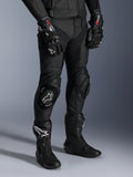 Alpinestars Missile V3 Leather Pants, pantalones negros de carreras para moto, usados con guantes GP Pro a juego y botas técnicas de carreras, construcción de cuero premium con deslizadores de rodilla con logo blanco, estética profesional para pista y carretera