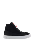 Alpinestars Stella Stated Podium Shoes, zapatillas de conducción de caña alta para mujer, negras y blancas, textura acanalada en el tobillo, cordones blancos, suela vulcanizada blanca gruesa, tirador rojo en el talón, diseño urbano elegante con patrón lateral en relieve