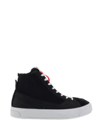 Alpinestars Stella Stated Podium Shoes, zapatillas de conducción de caña alta para mujer, negras y blancas, textura acanalada en el tobillo, cordones blancos, suela vulcanizada blanca gruesa, tirador rojo en el talón, diseño urbano elegante con patrón lateral en relieve