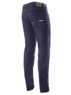 Alpinestars Copper V2 Denim Pants Largo Corto, azul Rinse, vista trasera de tres cuartos que muestra los bolsillos traseros y el parche de cuero en la cintura, vaqueros de moto urbanos con un aspecto denim clásico
