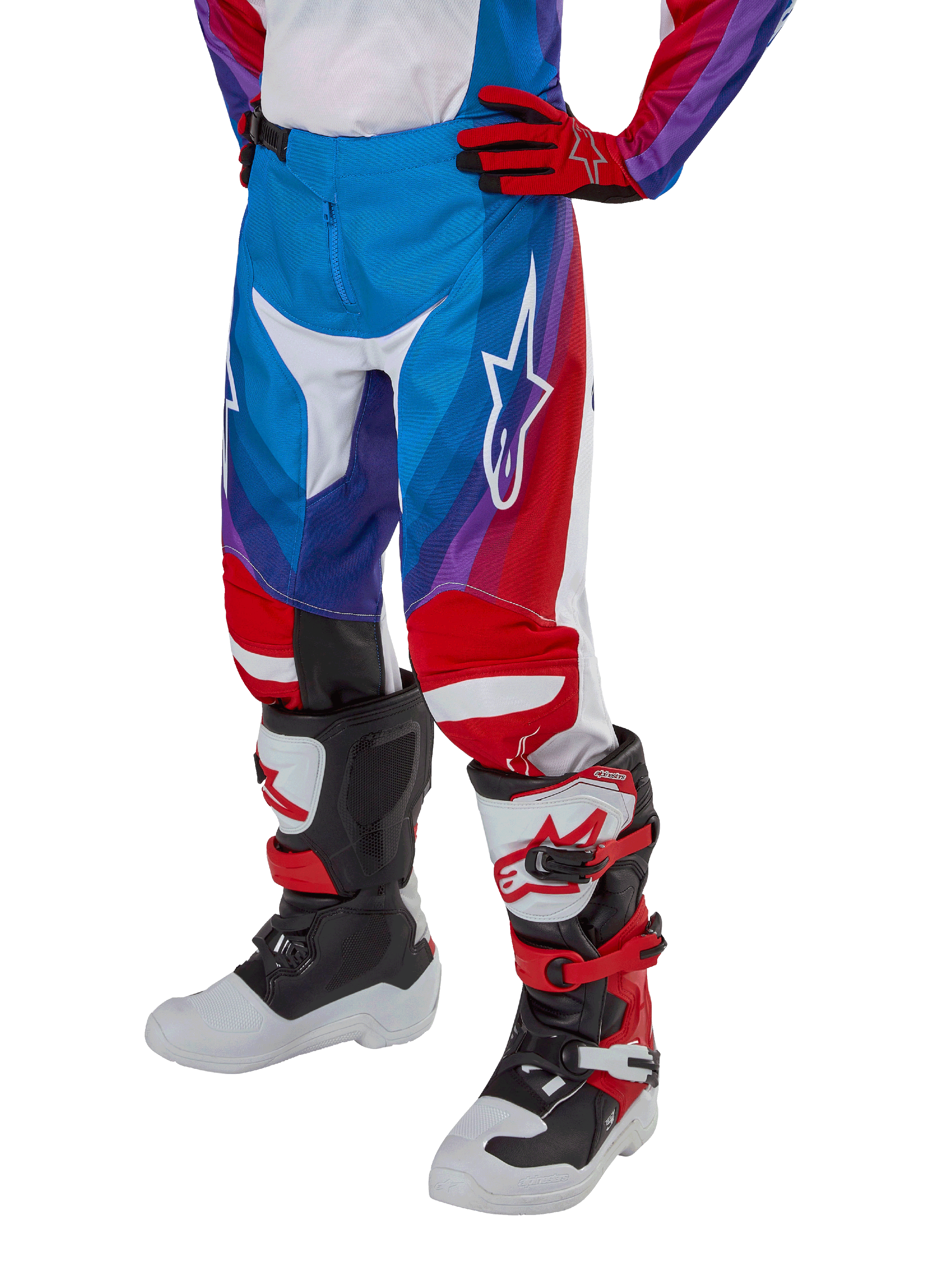 Alpinestars Youth 2024 Racer Pneuma Pants, pantalones de motocross juveniles, en azul, rojo y blanco, combinados con guantes y botas a juego, con el logotipo de la estrella blanca en el muslo, diseño deportivo para conducción fuera de carretera