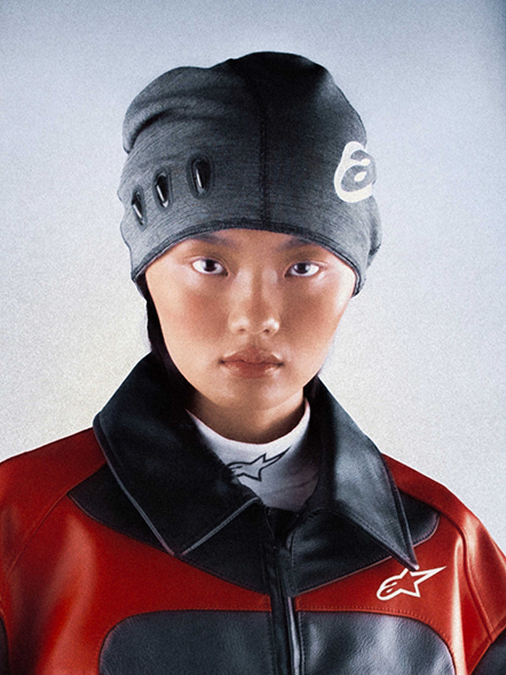 Alpinestars RSRV Onyx Beanie, gorro unisex de color gris oscuro con detalles de ojales negros y logo blanco, estilo urbano premium