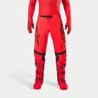 Alpinestars Supertech Ember LE Pants, pantalones de motocross, rojo flúor y rojo brillante con detalles en negro, con logotipos de estrellas negros en los muslos, hebilla de cintura y paneles en las rodillas negros, combinados con botas y guantes rojos a juego para un conjunto de competición coordinado.