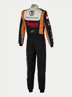 Alpinestars Tech Vision V3 Custom Suit, vista trasera de un traje de carreras personalizado, negro y naranja con la parte superior de la espalda blanca, con logotipos de patrocinadores personalizados 'Dörr Motorsport' y 'Grapos', detalles en azul claro, equipamiento de carreras profesional con certificación FIA/SFI