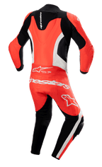 Mono de cuero Alpinestars GP Force Lurv de una pieza, rojo flúor, blanco y negro, vista trasera con joroba aerodinámica, paneles de cuero blanco perforado y marca Alpinestars en blanco destacado en la zona lumbar, traje de competición profesional con paneles elásticos de acordeón