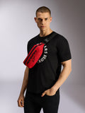 Alpinestars Riñonera Only Linear, riñonera roja y negra llevada cruzada con correa ajustable y logotipo llamativo